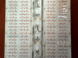 Epitaphe aus Meißner Porzellan Eine der sogenannte "Epitaphe" aus Meißner Porzellan in der Nikolaikirche Meißen, welche jeweils den Namen und den Todestag von insgesamt 1.815 im Krieg Gefallenen und gestorbenen Krankenschwestern tragen.