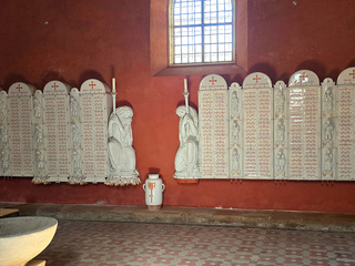 Nikolaikirche Meißen In der Nikolaikirche Meißen gibt es vierzehn sogenannte "Epitaphe" aus Meißner Porzellan. Diese sind aus kleinen weißen Tafeln zusammengesetzt, welche jeweils den Namen und den Todestag von insgesamt 1.815 im Krieg Gefallenen und gestorbenen Krankenschwestern tragen.